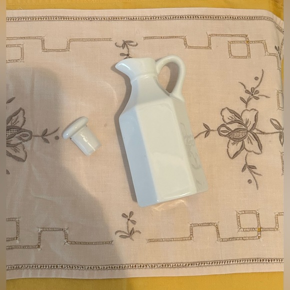 2 White Xcell cruets. 6”H - Picture 4 of 11